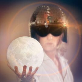 MISS D'AILES, la Lyrics Vidéo de Girl On The Moon